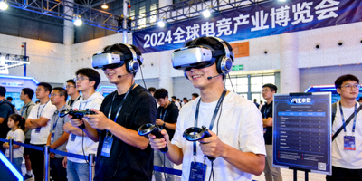 电竞产业博览会现场，观众体验最新VR电竞设备